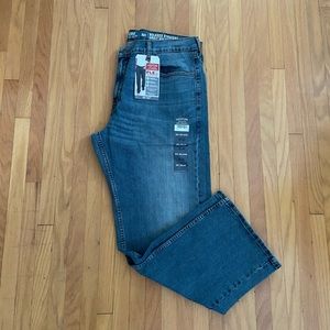 Signature Levi Relaxed Straight Fit Jeans - NWT